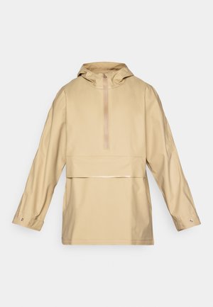 Giacca impermeabile beige con cappuccio, zip parziale frontale e maniche lunghe. Materiale liscio e resistente all'acqua con un accento lucido in vita.