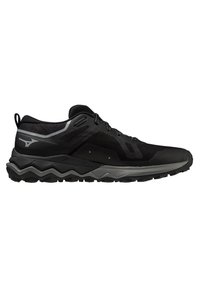 Zapatillas deportivas negras con parte superior de malla, suela zigzag acolchada y acentos reflectantes. Textura suave con un diseño ligero.