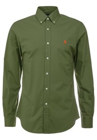 Olivově zelená košile s dlouhým rukávem, límečkem na knoflíky, zapínáním vpředu a malým oranžovým vyšívaným logem na levé straně hrudi. Hladká textura látky.