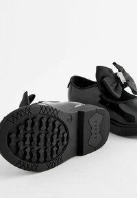Baker by Ted Baker BACK TO SCHOOL MARY JANE WITH BOW - REGULAR FIT - Baleríny s páskem - black