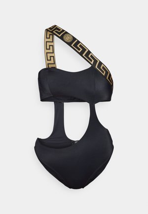 Črn kopalni kostim s izrezom, ki vključuje zlato strap z grškim ključem vzorcem. Narejen je iz gladkega, elastičnega materiala.