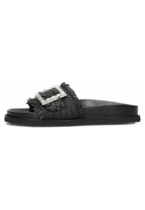 Zwarte geweven slip-on sandaal met een geweven bovenzijde, grote met kristallen versierde gesp en een platte rubberen zool. Eenvoudig, open teen ontwerp.
