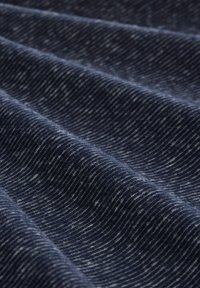 Tela azul marino con un patrón texturizado fino, que presenta líneas horizontales de color azul claro y oscuro alternando en un diseño ondulado.