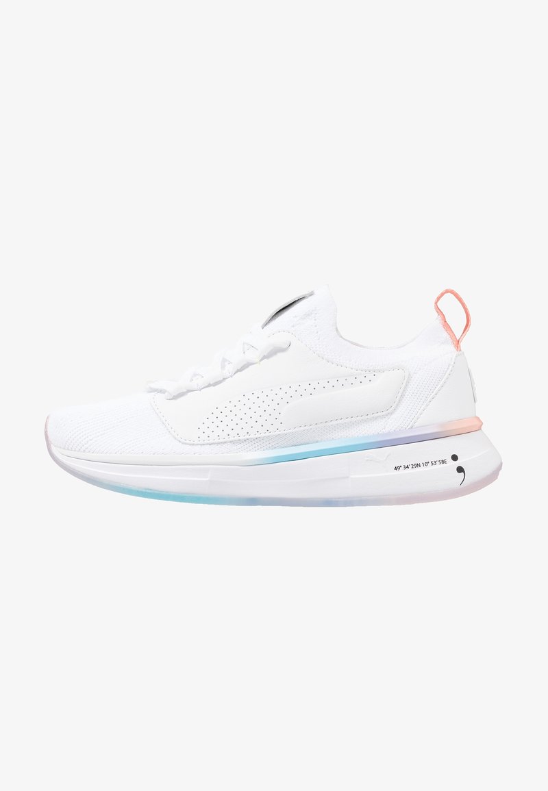 Baskets de sport légères blanches avec tige en maille, accents pastel bleu et rose sur la semelle, bout arrondi et languette de tirage rose au talon.