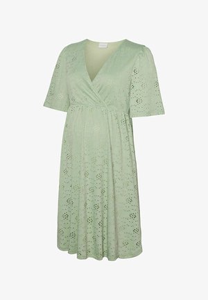 Lysegrøn knælængde kjole med korte ærmer, V-hals omslagskrop og hulmønster med blomster over hele kjolen.