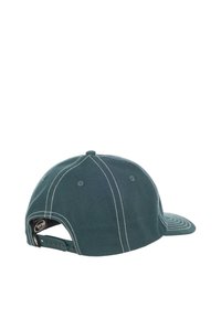 Casquette de baseball vert foncé avec une visière courbée, des détails cousus et une sangle réglable. L'arrière présente des œillets de ventilation et une étiquette de logo.