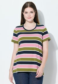 Camiseta a rayas de manga corta, con rayas horizontales en rosa, verde, marino y blanco. Cuello redondo y tejido suave.