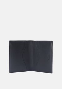 Portefeuille en cuir noir, vue ouverte, comprenant deux sections avec des détails de couture incurvés, texture lisse et logo embossé sur le côté.