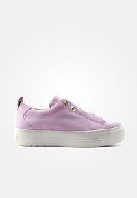 Baskets en daim violet avec une semelle en caoutchouc blanche, une forme arrondie, des œillets métalliques et des détails de coutures minimales sur la partie supérieure.