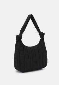 Bolso de hombro acolchado negro con una textura de tela suave. Presenta una correa anudada y un cierre de cremallera en la parte superior, ofreciendo una forma redondeada.