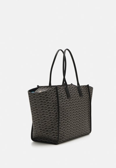 Borsa tote nera con un motivo testurizzato di lettere interconnesse, interno blu a contrasto, manici allungati e forma strutturata.