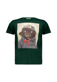 Groene katoenen t-shirt met een grote afbeelding van een mopshond in een spijkerjasje, met een pet en een rode bandana, met de tekst "REPAIR" op het jasje.