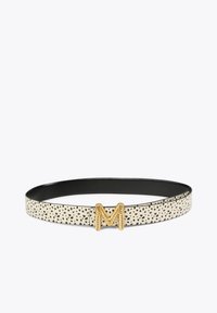 Ceinture blanche avec des pois noirs, ornée d'une boucle dorée en forme de "M" torsadée. Finition lisse et design plat, idéale pour un usage décontracté ou formel.
