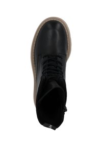 Botas de tobillo de cuero negro con una suela de goma texturizada beige, que cuentan con cordones y un cierre de cremallera lateral para facilitar su uso.