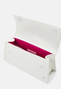Hvid pung med en glat overflade, pink interiør og to trykknaplukninger; har et kortslot og prægede brandlogo på siden.