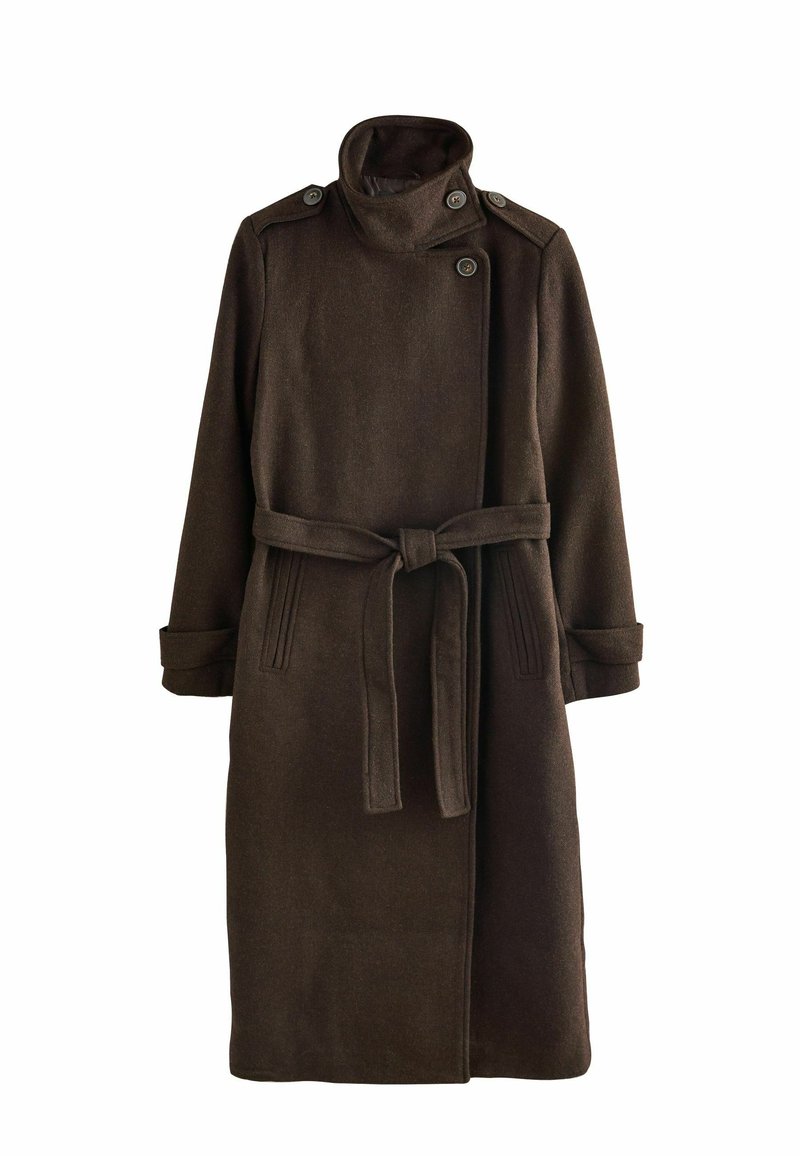 Cappotto lungo in misto lana marrone con colletto alto, chiusura a doppio petto con bottoni, tasche laterali e una cintura coordinata in vita.