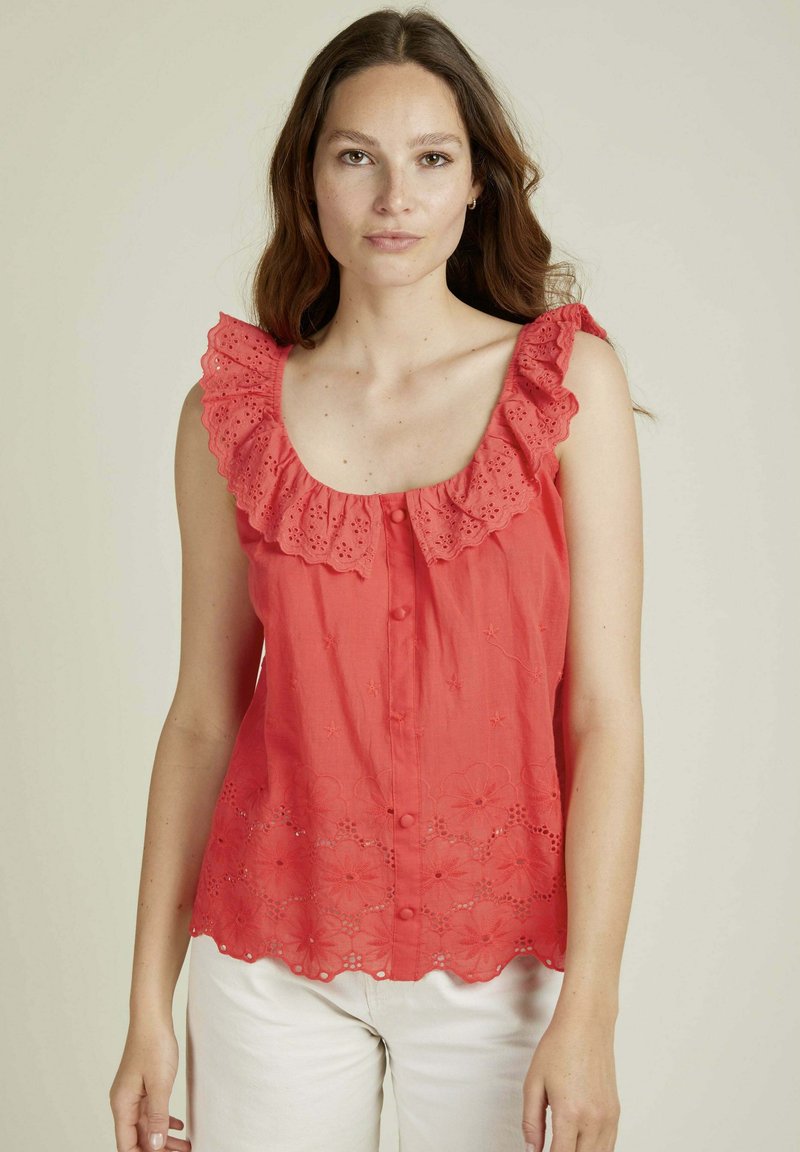 Top sans manches corail avec un col froncé, broderies florales sur l'ourlet et fermeture à boutons à l'avant. Tissu léger avec une texture douce.