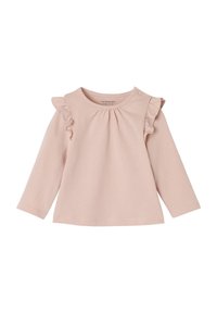 Weicher, rosa Langarm-Babyschirt mit Rüschen an den Schultern und einem Knopf am Hals.