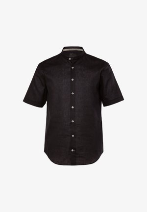 Chemise en lin noir à manches courtes avec un col montant, dotée d'un patte de boutonnage et de coutures décoratives autour du col. Texture de tissu lisse.