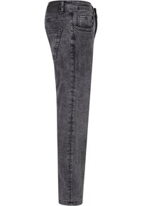 Koptatott fekete farmernadrág, slim fit fazonnal, öt zsebbel és sima derékkal. Az anyag finom textúrával és enyhe fénylő hatással rendelkezik.