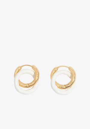 Orecchini a cerchio color oro collegati a cerchi più grandi in ceramica bianca, creando un design a due anelli sovrapposti con una finitura liscia e lucida.