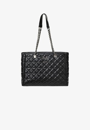 Zwarte gewatteerde tote bag met een glanzende afwerking, voorzien van een kettinghandvat en zilveren hardware. Logo is op de voorkant geperst.