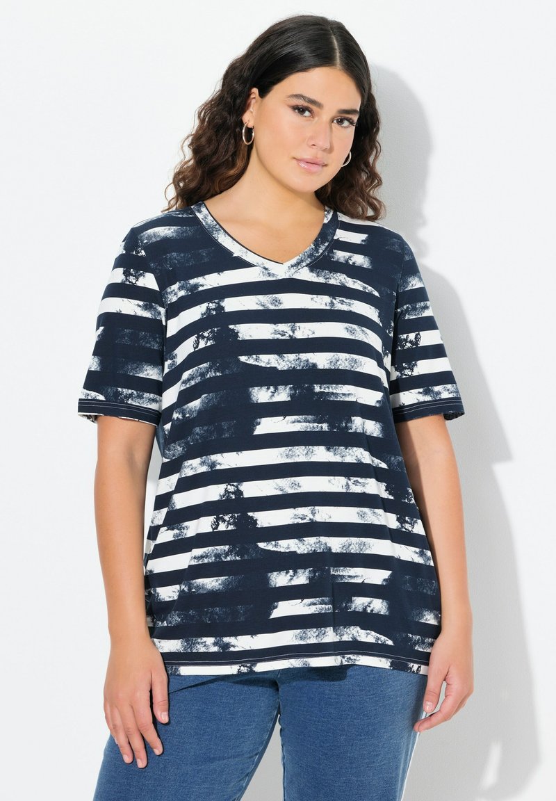 Camiseta a rayas en navy y blanco, con escote en V, mangas cortas y un corte relajado, confeccionada en una suave tela texturizada.