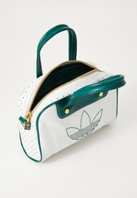 adidas Originals MINI BOWLING - Mala de mão - off white/collegiate green