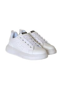 Sneaker bianche con lacci, parte superiore in sintetico liscio, suola in gomma testurizzata, marchio in rilievo sul lato e morbida fodera blu vicino al colletto.