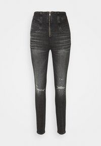 Jeans de mezclilla negros de cintura alta con cierre de cremallera, detalles desgastados en las rodillas y un ajuste ceñido. Cuenta con dos bolsillos frontales y una textura suave.