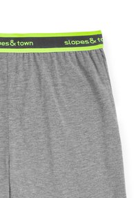 Grijze boxershorts met een zachte textuur, voorzien van een zwart en neon groene elastische tailleband met de opdruk "slopes & town."