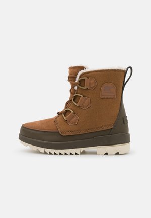 Prunnid veekindlad pahkluu saapad, millel on sädelev ülemine osa, kunstkarv vooder ja nöörimise disain. Paks kummist tald tekstuurse haardemustriga.