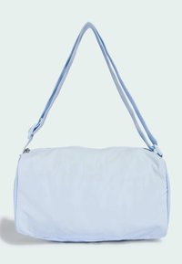 Světle modrá cylindrická taška se zipovým uzávěrem a dvěma nastavitelnými popruhy. Vyrobená z hladké textilie s jemnou strukturou a minimalistickým designem.