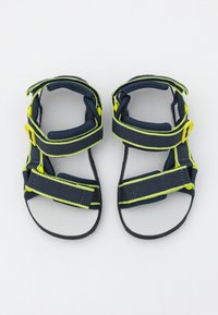 Mørkeblå sandaler med gule detaljer, laget av syntetisk materiale. Har en flat såle, justerbare stropper og en teksturert indre overflate.