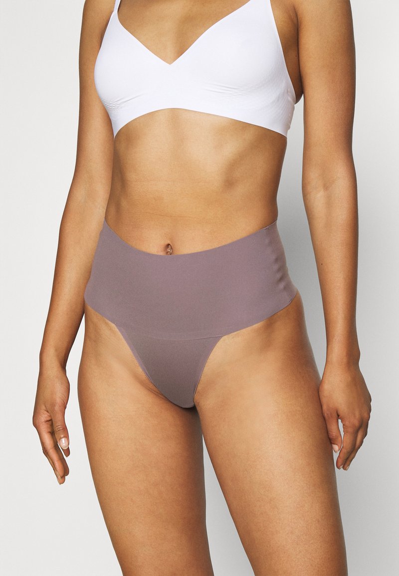 Spanx SPANXSUPERSMOOTH™ UNDIE-TECTABLE® THONG - Tanga - vintage amethyst