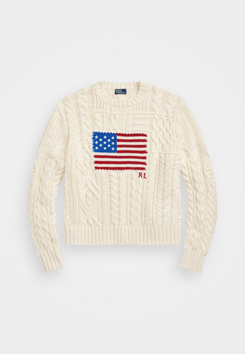 Pullover aus cremefarbigem Zopfmusterstoff, mit einer gestickten amerikanischen Flagge in Rot, Weiß und Blau auf der Vorderseite. Gerippte Bündchen und Saum.