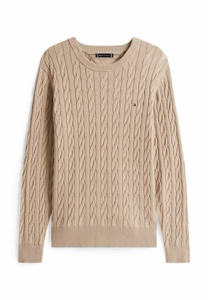 Beige kabelgebreide trui met een ronde halslijn, geribbelde manchetten en zoom, met een klein logo-accent. Gemaakt van zacht, gestructureerd materiaal.