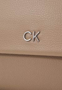 Calvin Klein DAILY SHOULDER BAG PEBBLE - Geantă de mână - chanterelle