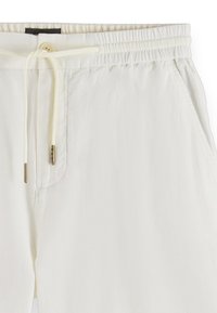 Λευκά παντελόνια από ελαφρύ ύφασμα με ελαστική μέση, κορδόνι και πλαϊνές τσέπες για πρακτικότητα.