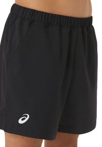 Schwarze Sportshorts aus leichtem Material, mit einem elastischen Taillenbund, Taschen und einem weißen Logo auf der unteren linken Seite.