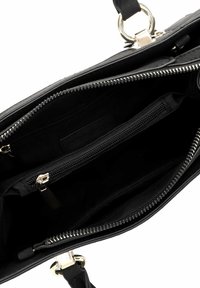 Schwarze Lederhandtasche mit goldfarbenen Beschlägen, ausgestattet mit einem Reißverschluss-Hauptfach, Innenfächern und einer glatten Oberfläche.