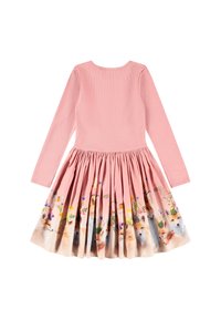 Langermet kjole med rosa teksturert liv og skjørt med utsving, pyntet med et blomstermønster og rever i myke pastellfarger.