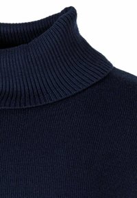 Mornarsko pleteni pulover s turtleneck ovratnikom z rebrasto teksturo in prepogibnim ovratnikom, osredotočen na podrobnosti tkanine.