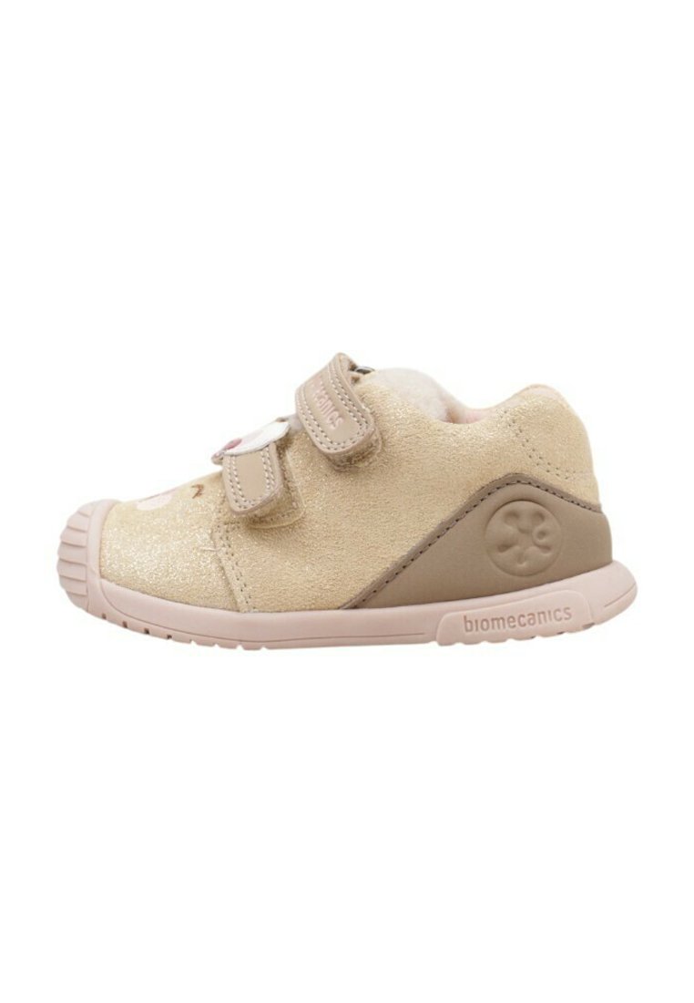 Scarpe per bambini in suede beige con dettagli rosa, dotate di due cinturini in Velcro, punta arrotondata e suola in gomma testurizzata.