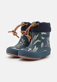 Niebieskie wodoodporne botki z liściastym kwiatowym wzorem, brązową gumową podeszwą i regulowanym jasnobrązowym ściągaczem u góry.