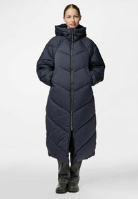 Dlouhý, námořnický puffer kabát s kapucí, zdobený šípovým vzorem, předním zipem a bočními kapsami. Materiál se zdá být hladký a izolační.