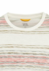 Gestreept T-shirt in roomkleur met dunne horizontale lijnen in tinten roze, grijs en bruin; ronde halslijn met een klein geel label aan de achterkant.