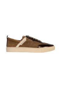 Sneaker in suede marrone e pelle metallica con suola beige, lacci piatti, branding laterale e texture a contrasto.
