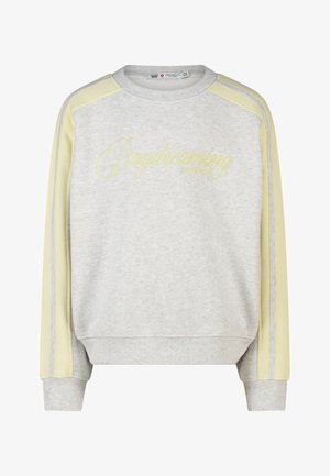 Sweat-shirt gris clair avec des rayures jaune pâle sur les manches et "Daydreaming Champion" brodé sur la poitrine en lettres jaunes.