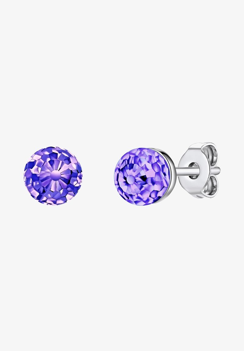 Orecchini a bottone con cristalli viola dalla superficie sfaccettata, montati in metallo color argento. Forma rotonda con chiusura a farfalla e perno.
